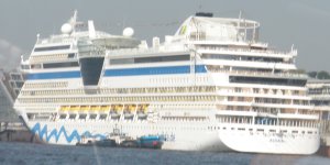 Die AIDA blu verlt Hamburg