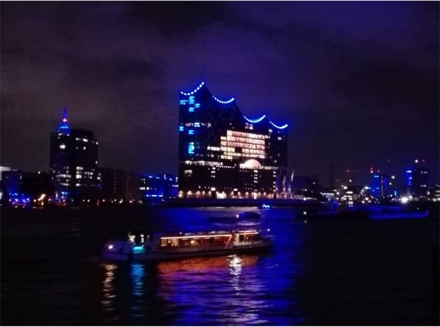 Elbphilharmonie mit Blue Port Beleuchtung