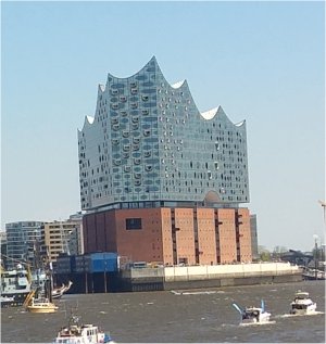 Elbphilharmonie - mitten im Hamburger Hafen