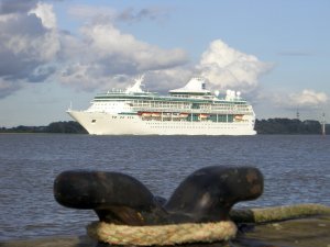 Legend of the Seas vor Hamburg